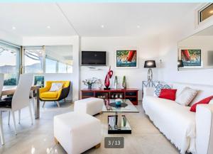 TV a/nebo společenská místnost v ubytování La Napoule plage et vue mer