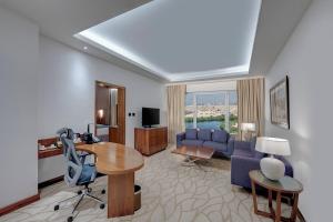 TV o dispositivi per l'intrattenimento presso Crowne Plaza Muscat OCEC by IHG