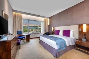 Letto o letti in una camera di Crowne Plaza Muscat OCEC by IHG