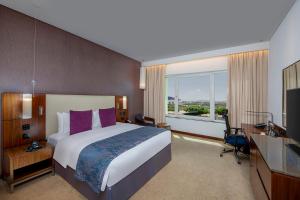 Letto o letti in una camera di Crowne Plaza Muscat OCEC by IHG