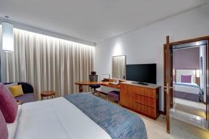 TV o dispositivi per l'intrattenimento presso Crowne Plaza Muscat OCEC by IHG