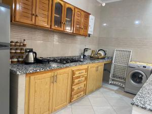 a kitchen with a sink and a washing machine at Appartement proche de la corniche in Al Hoceïma