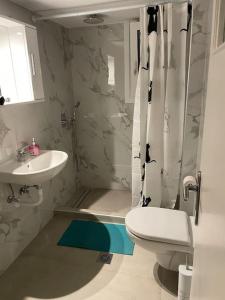 un bagno con un water e un lavandino di Ξυλοκαστρο σπίτι δίπλα στα πεύκα και τη θάλασσα! a Xylokastron