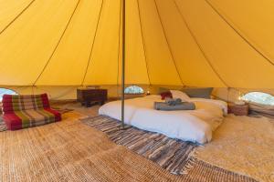 Postel nebo postele na pokoji v ubytování Stone Pines Eco Glamping