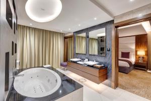 Letto o letti in una camera di Crowne Plaza Muscat OCEC by IHG