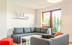 Χώρος καθιστικού στο Stunning Home In Mielno With Wifi