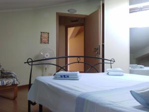 Postel nebo postele na pokoji v ubytování Mansarda Raggio Di Sole