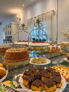 a bakery with many different types of cakes and pies at Pousada Nacional Inn Campos do Jordão in Campos do Jordão +113 photos