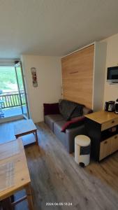 un salon avec un canapé et une table dans l'établissement Studio Cabine 4 pers Les2Alpes 21m², à Les Deux Alpes