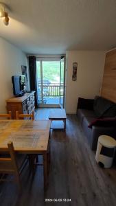 un salon avec un canapé et une table dans l'établissement Studio Cabine 4 pers Les2Alpes 21m², à Les Deux Alpes