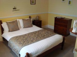 A bed or beds in a room at Willowbank 