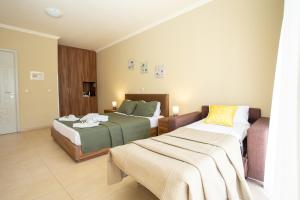 Rúm í herbergi á Orchidea Hotel