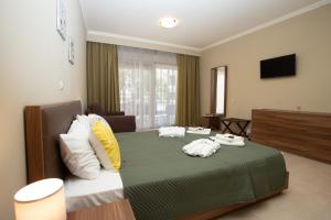 Rúm í herbergi á Orchidea Hotel