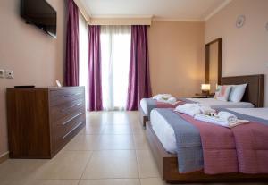 Rúm í herbergi á Orchidea Hotel