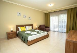 Rúm í herbergi á Orchidea Hotel