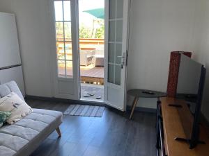 TV a/nebo společenská místnost v ubytování Appartement Villèle