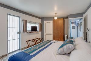 een slaapkamer met een groot bed en een raam bij The Condesa House in Mexico-Stad