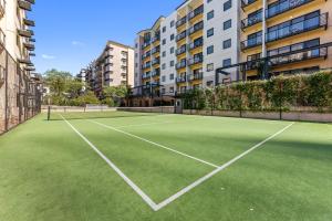 Tenis a/nebo squash v ubytování Perth Family Getaway Pool & Parking nebo okolí