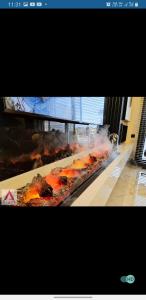 Un tas de nourriture est en train de cuisiner sur un grill. dans l'établissement kiralik ultra lux villa, à Kusadası