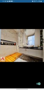 une salle de bain avec un lavabo et une baignoire dans l'établissement kiralik ultra lux villa, à Kusadası