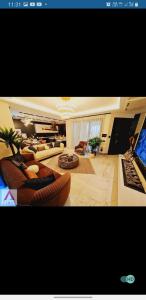 un grand salon avec des canapés dans l'établissement kiralik ultra lux villa, à Kusadası