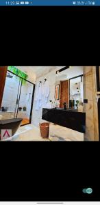 une salle de bain avec un lavabo et un miroir dans l'établissement kiralik ultra lux villa, à Kusadası