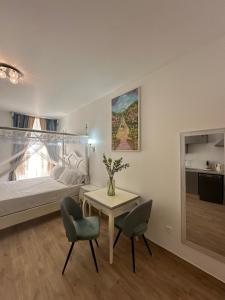 Ένα ή περισσότερα κρεβάτια σε δωμάτιο στο Studio à Baldaquin du Cloitre