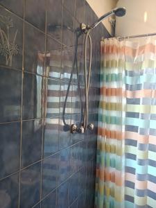 una ducha en un baño con cortina de ducha en Valbella, en Bibione