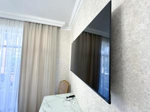 Televiisor ja/või meelelahutuskeskus majutusasutuses Armenia Hotel