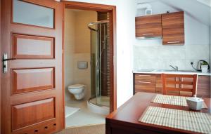 bagno con doccia, servizi igienici e porta di Willa Polanka a Gościno