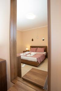Rúm í herbergi á Orchidea Hotel