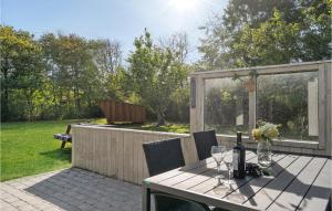 d'une terrasse avec une table et des chaises ainsi que d'un jardin. dans l'établissement Two-Bedroom Holiday Home In Skjern, à Halby 10 autres photos