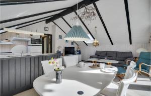 une cuisine et un salon avec une table et des chaises blanches dans l'établissement Two-Bedroom Holiday Home In Skjern, à Halby