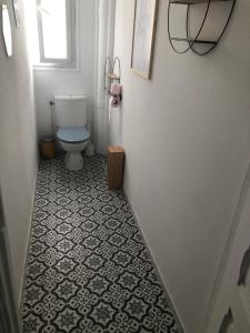 Ένα μπάνιο στο Bel appartement cosy et baroque +2 φωτογραφίες