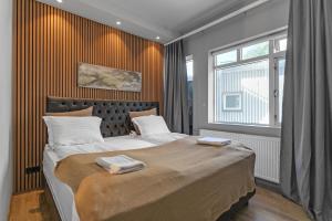une chambre avec un grand lit avec deux serviettes dessus dans l'établissement Heart of Reykjavik - Luxury Apartments, à Reykjavik