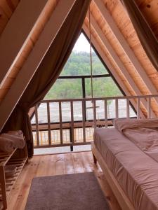 En eller flere senge i et værelse på Ardeşen Kladimos Bungalov