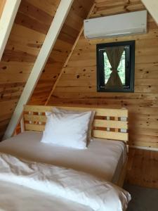 En eller flere senge i et værelse på Ardeşen Kladimos Bungalov + 4 billeder