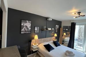 Ένα ή περισσότερα κρεβάτια σε δωμάτιο στο Petit Hollywood 2 personnes