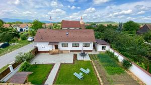 una vista aerea di una casa con cortile di The River Nest a Cristian