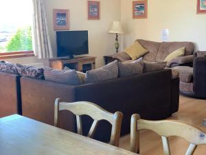 Televisyen dan/atau pusat hiburan di Skye Basecamp Hostel, Broadford Bay, Isle of Skye