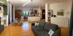 una sala de estar con un sofá y una mesa en Agriturismo bottega di Rosanna, en Castagnole Lanze
