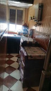 a kitchen with a counter and a sink in a room at شقة للكراء اليومي للعائلات فقط وسط مدينة الجديدة تبعد 10 دقائق عن البحر in El Jadida