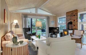 Μια τηλεόραση ή/και κέντρο ψυχαγωγίας στο 2 Bedroom Cozy Home In Gilleleje