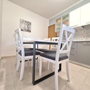 Kuchyňa alebo kuchynka v ubytovaní Apartment Mita