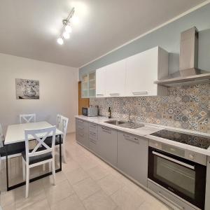 Kuchyňa alebo kuchynka v ubytovaní Apartment Mita