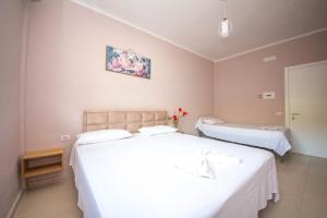 Postel nebo postele na pokoji v ubytování Blu Horizon Hotel Gjipe