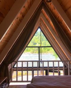 En eller flere senge i et værelse på Ardeşen Kladimos Bungalov