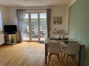 TV a/nebo společenská místnost v ubytování Ferienwohnung mit Terrasse