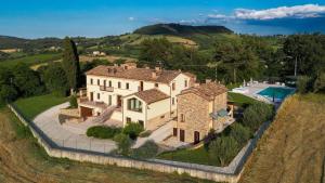 een luchtzicht op een groot huis op het platteland bij Bea Villa Bea in Caldarola