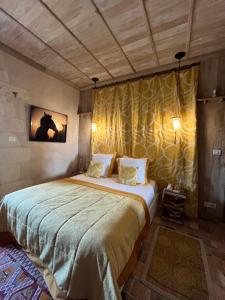 Een bed of bedden in een kamer bij Hôtel du Château du Rivau